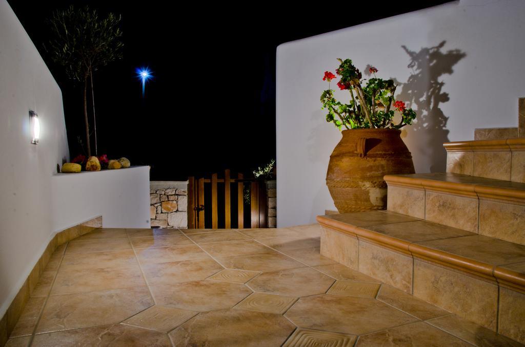 Aerolithos Hotel Adamantas Exterior photo