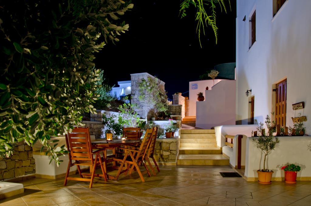 Aerolithos Hotel Adamantas Exterior photo