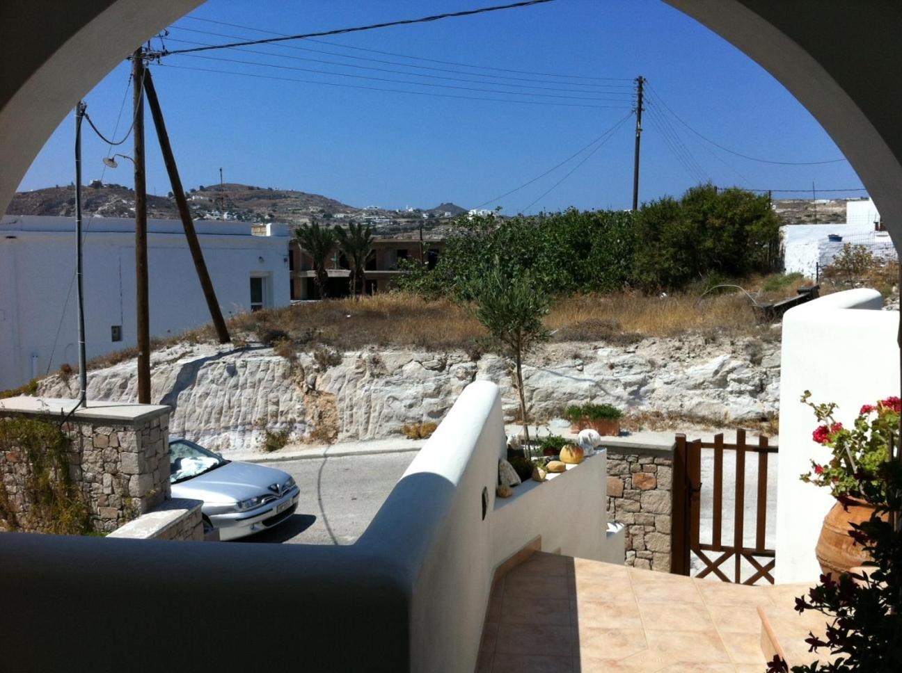 Aerolithos Hotel Adamantas Exterior photo