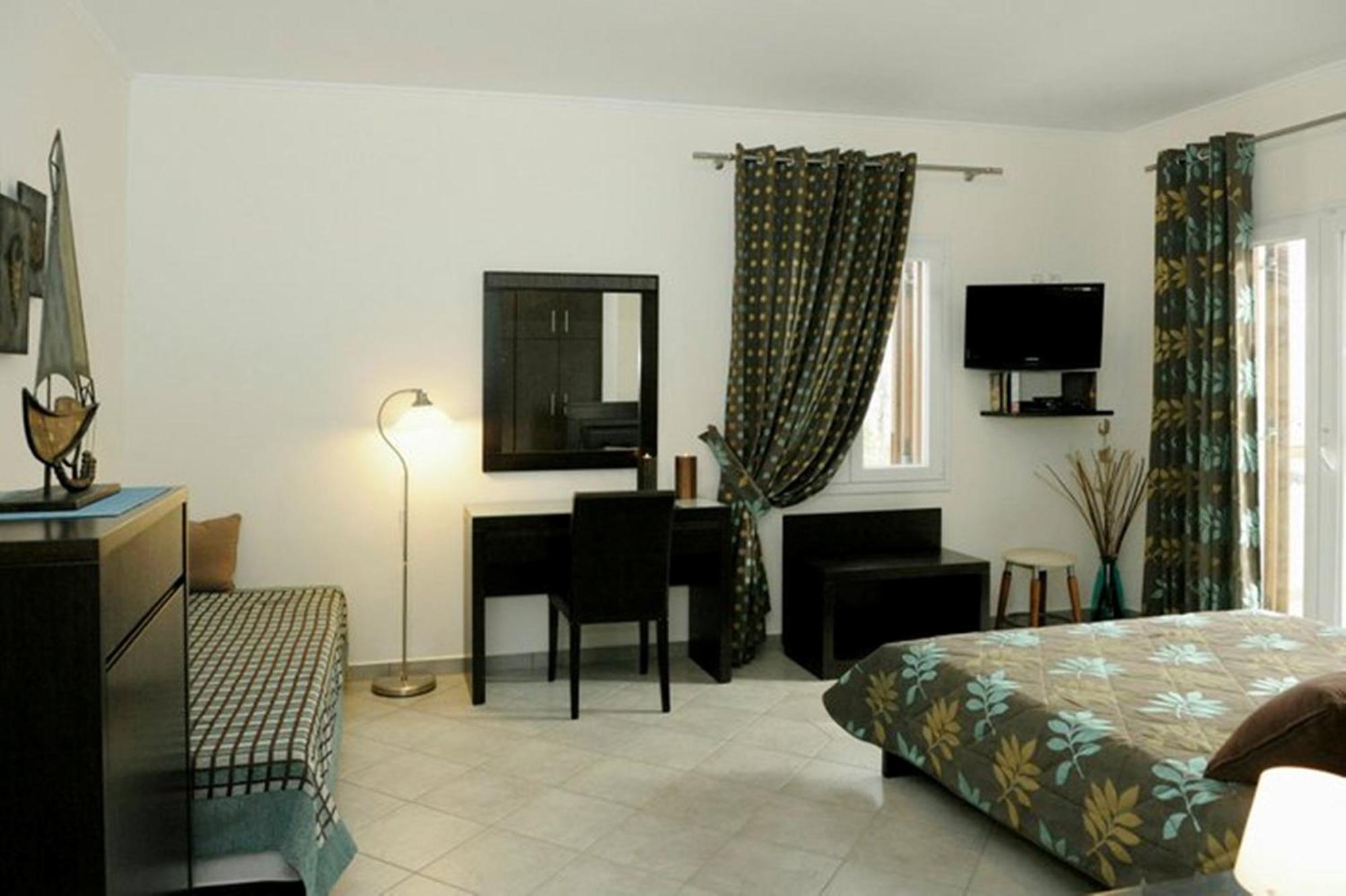Aerolithos Hotel Adamantas Exterior photo