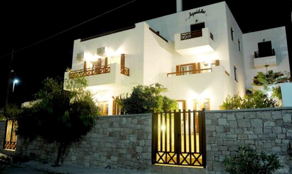 Aerolithos Hotel Adamantas Exterior photo